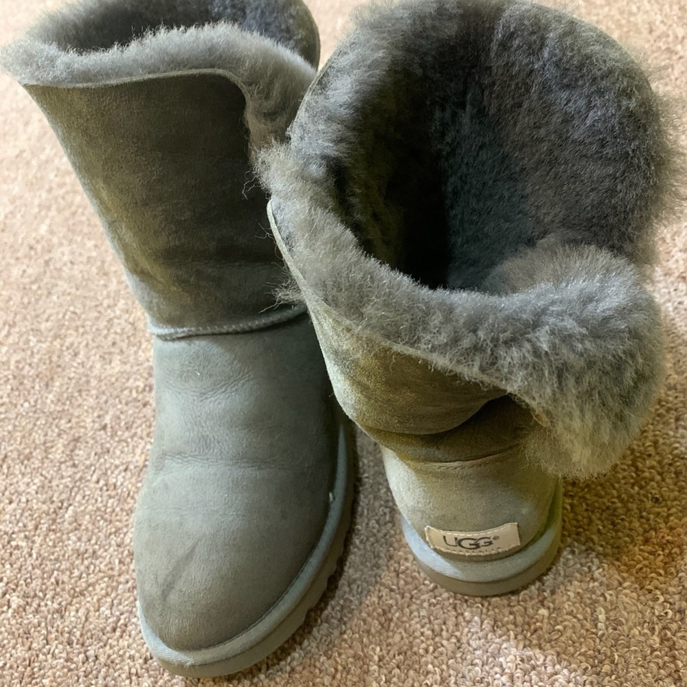 bailey button GREY uggs - Picture 6 of 9